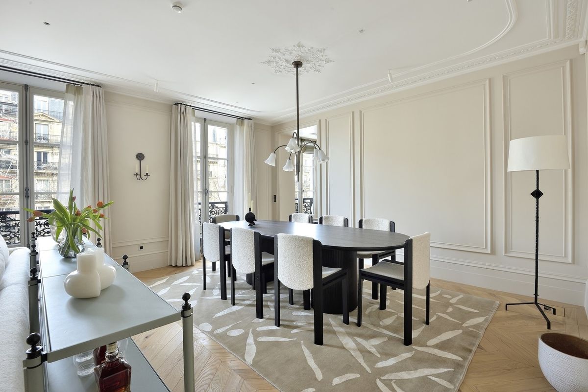 Stan u Parizu s pogledom na kultni Café de Flore