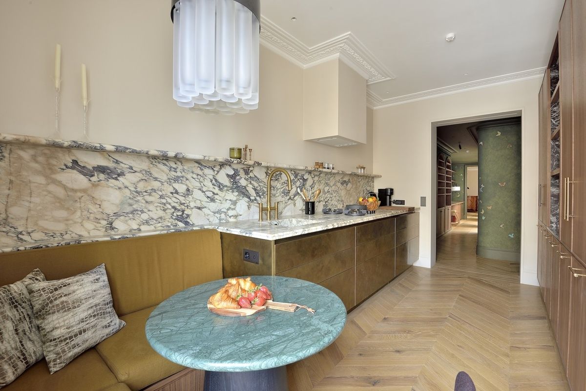 Stan u Parizu s pogledom na kultni Café de Flore