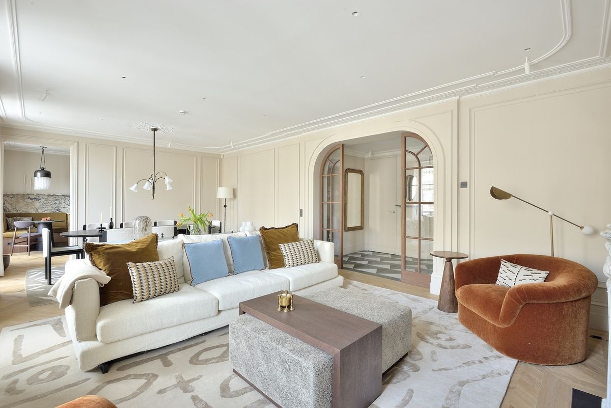 Stan u Parizu s pogledom na kultni Café de Flore