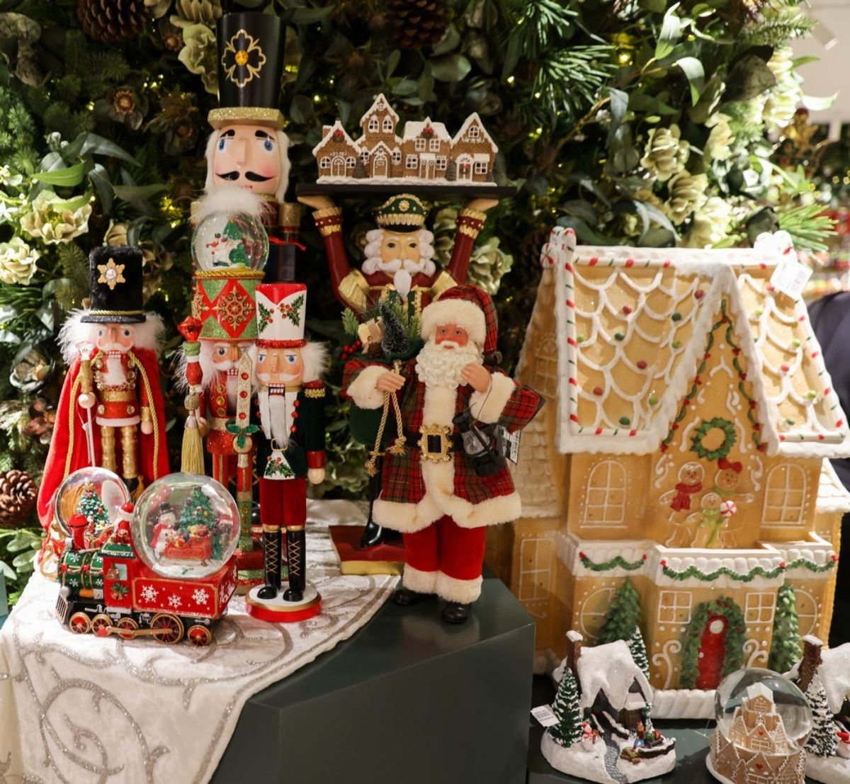 Božićni ukrasi u Harrods trgovini u Londonu