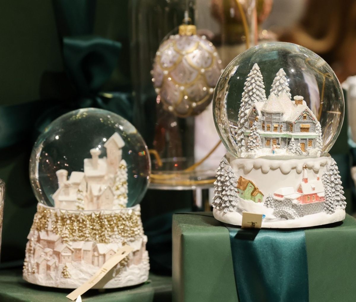 Božićni ukrasi u Harrods trgovini u Londonu