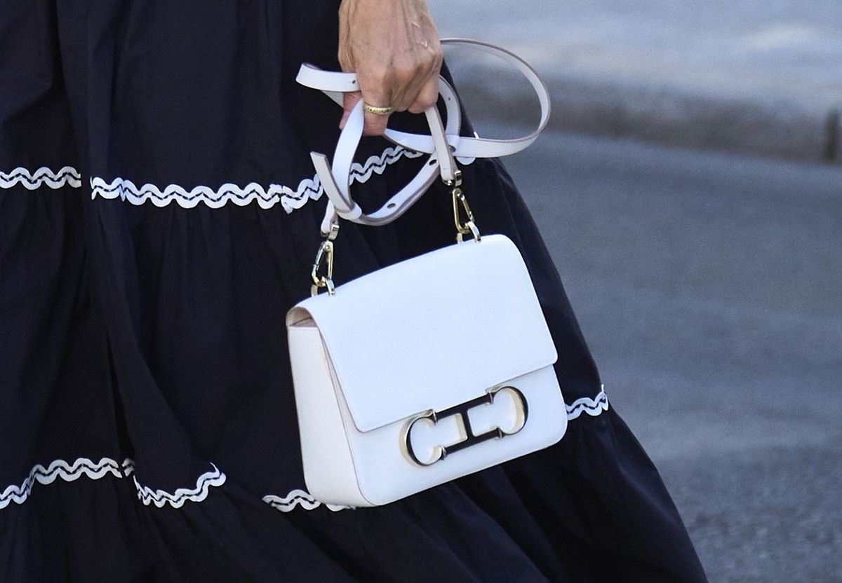Kraljica je izdanje upotpunila bijelom torbom brenda  Carolina Herrera