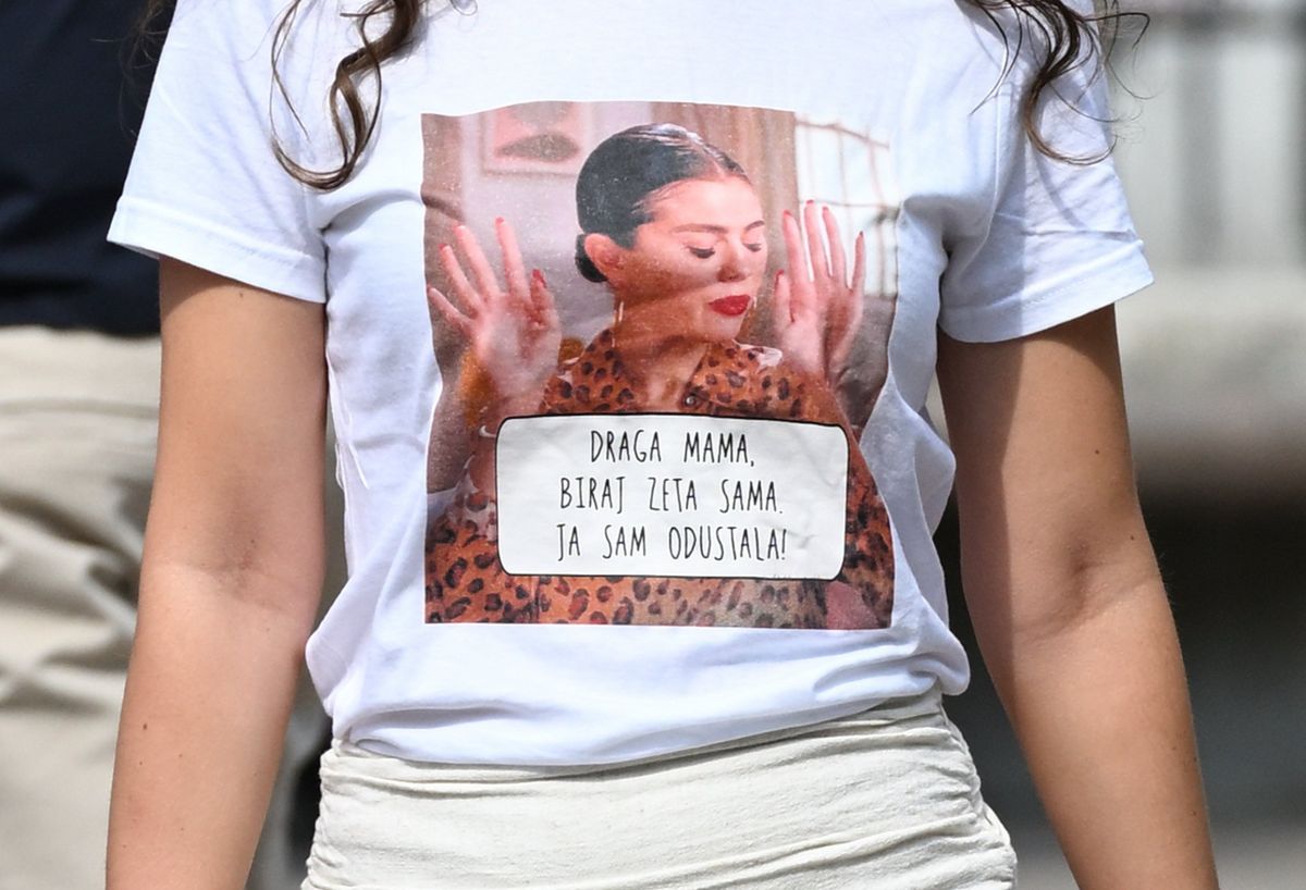 Crnka iz Zagreba nosi majicu sa simpatičnim natpisom