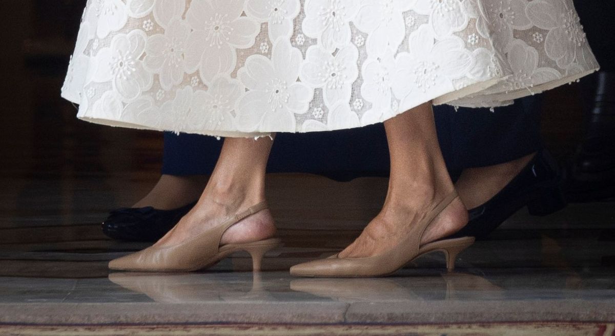 Kraljica je uz haljinu nosila bež slingback cipele