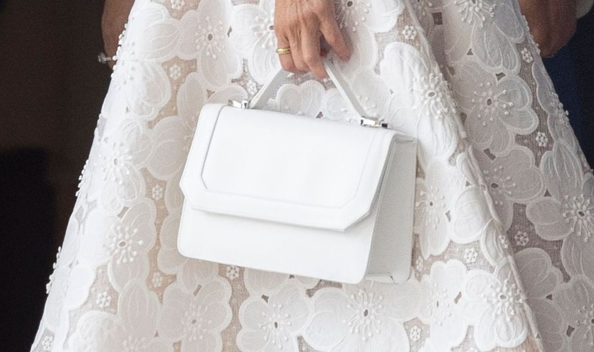 Izdanje je kraljica upotpunila bijelom torbom