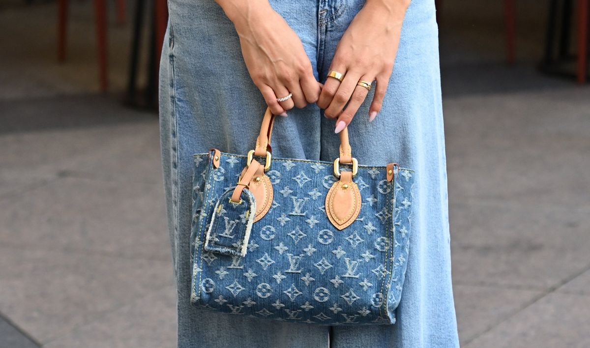 Meri je izdanje upotpunila torbom modne kuće Louis Vuitton
