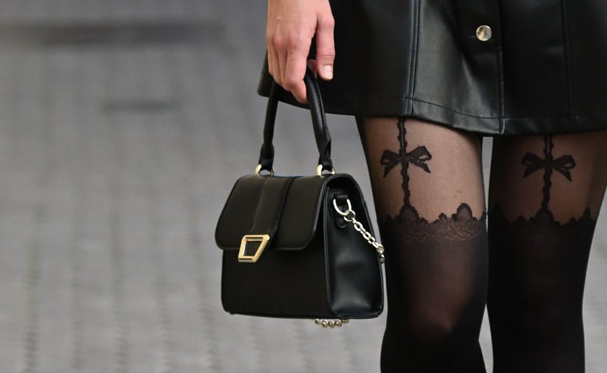 Djevojka je izdanje upotpunila crnom torbom