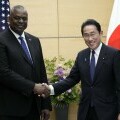 Lloyd Austin i Fumio Kishida