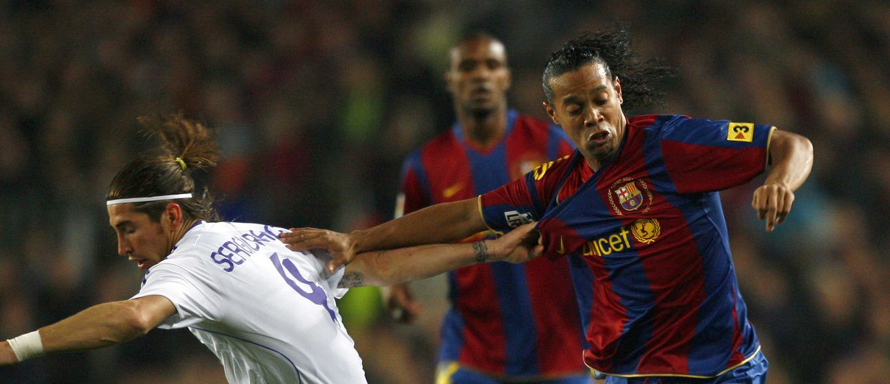 Sergio Ramos i Ronaldinho (Foto: AFP)