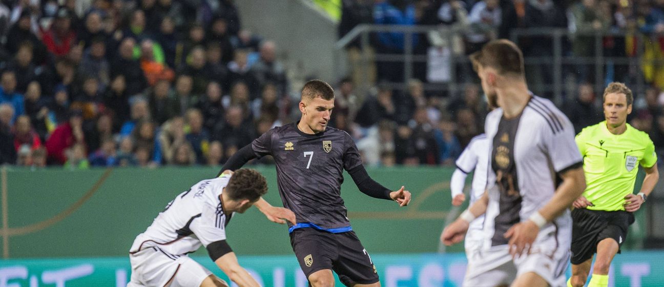 Etnik Brruti (u sredini)