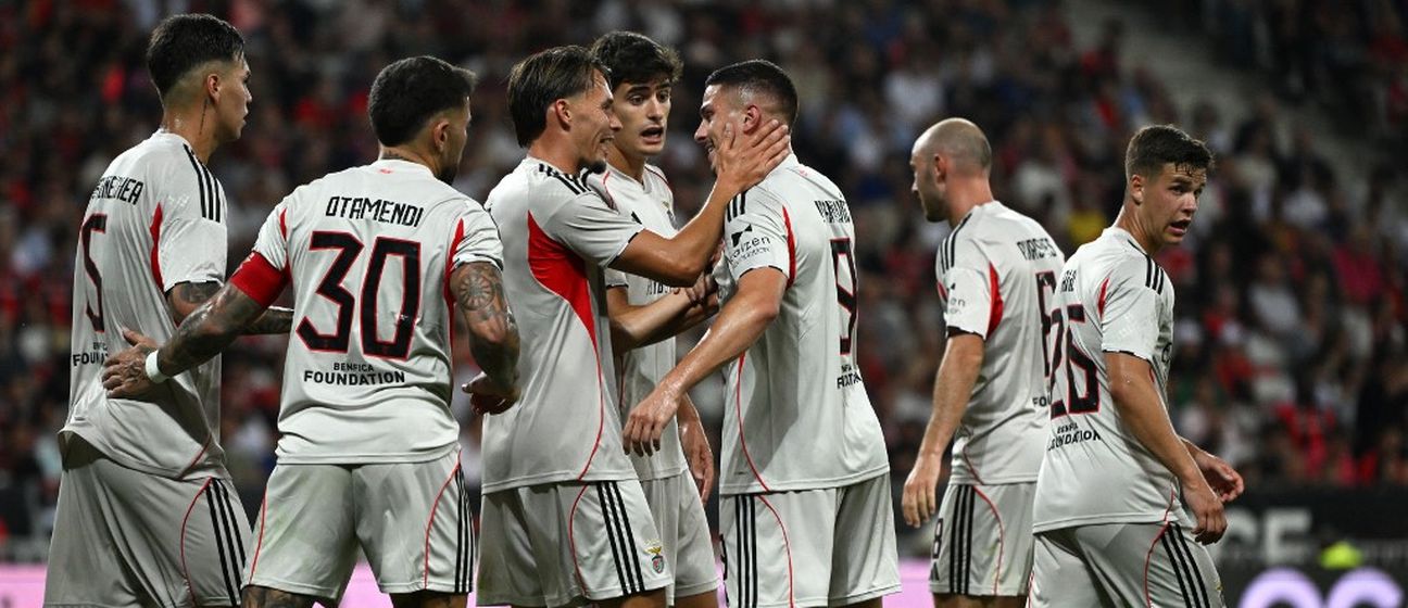 Franjo Ivanović slavi pogodak s igračima Benfice
