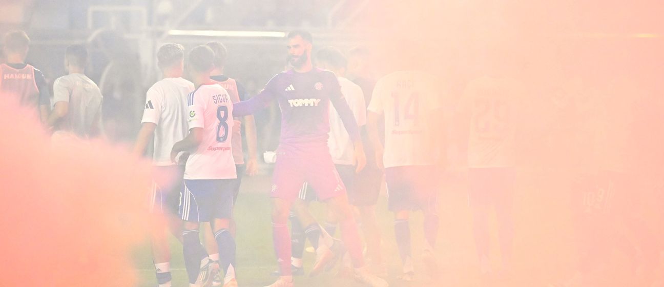 Igrači Hajduka u dimu baklje