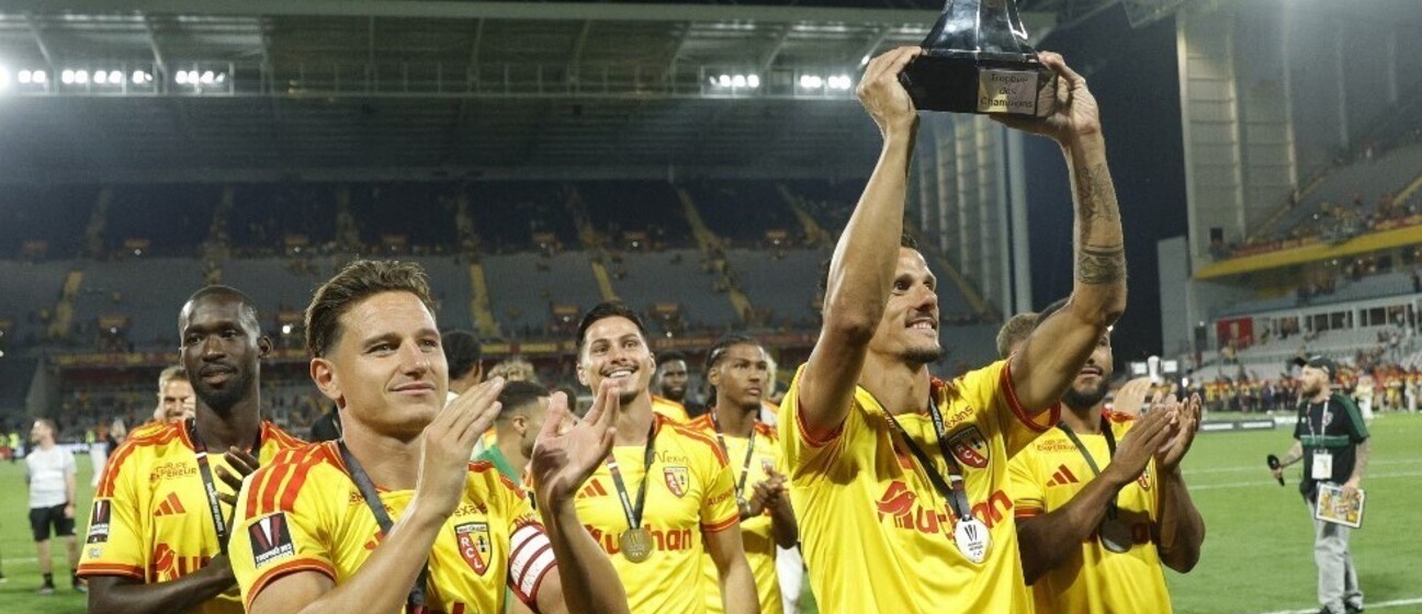 Franjo Ivanović slavi s igračima Lensa