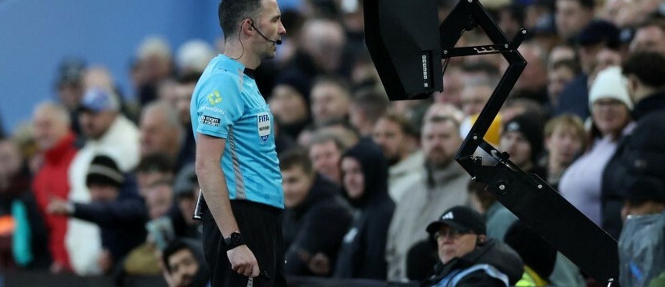 Sudac pregledava snimku