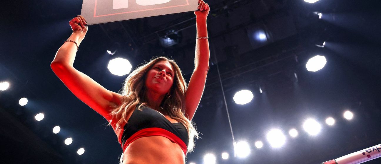 Ring djevojka na spektaklu Canelo - Crawford