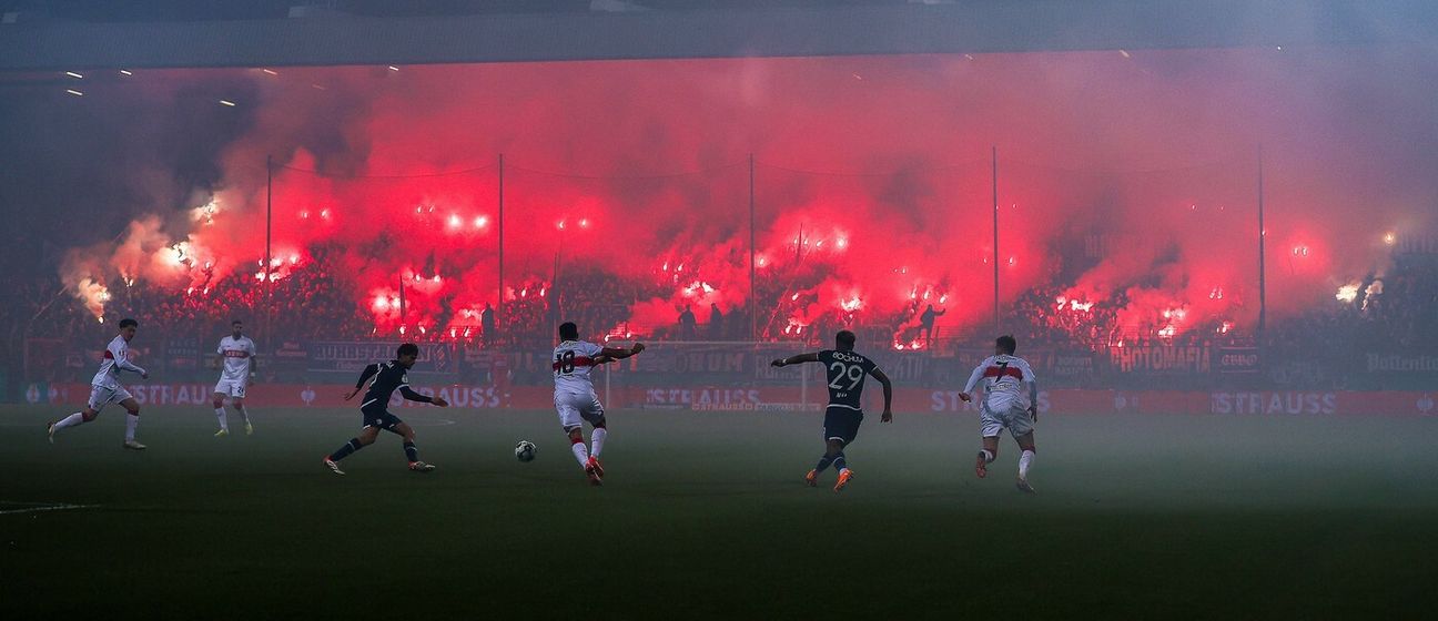 Stadion gori (ilustracija)