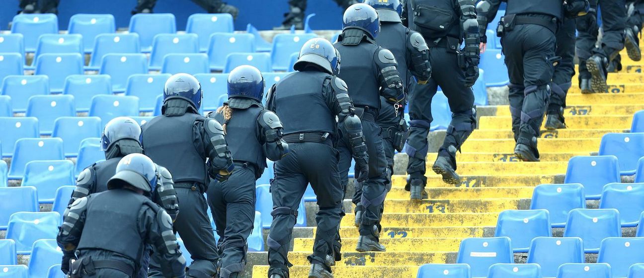 Policija na južnoj tribini stadiona Maksimir
