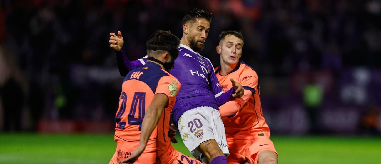 Borja Diaz u duelu s igračima Barcelone