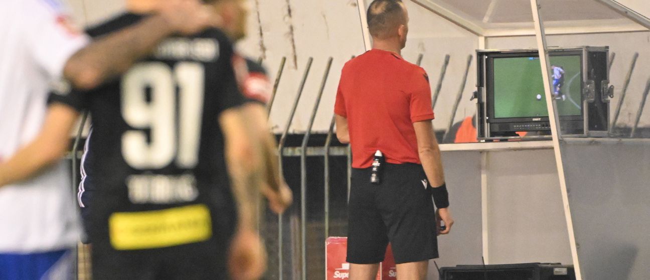 Sudac Zdenko Lovrić gleda VAR na Poljudu