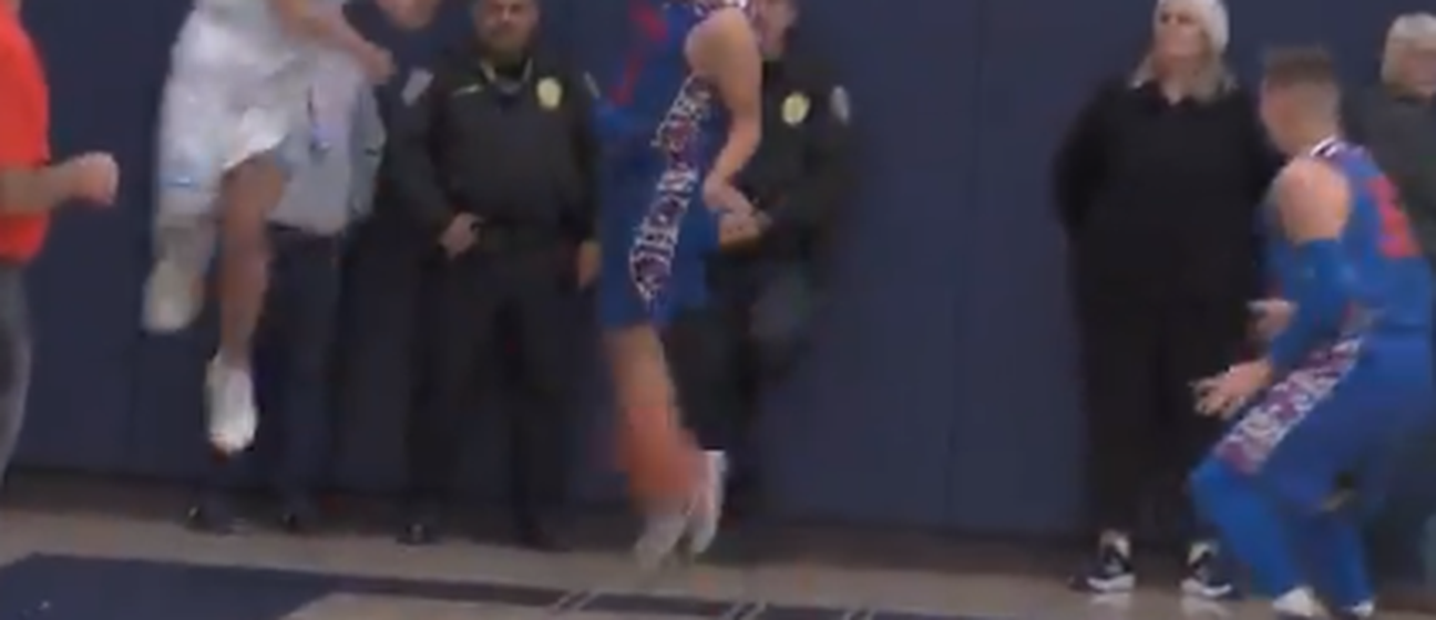 Ben Bruce pogađa čudesni koš (Screenshot)