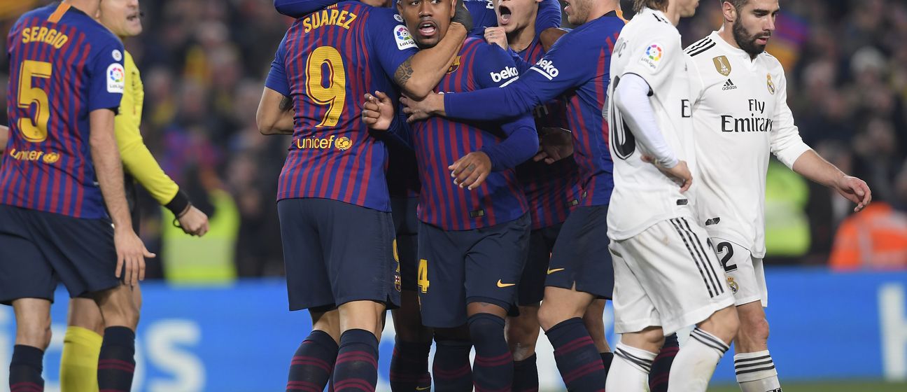Malcom slavi pogodak protiv Reala s igračima Barcelone (Foto: AFP)
