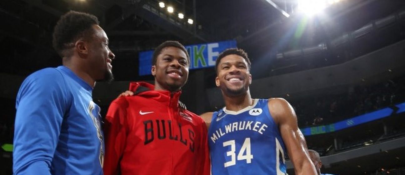 Kostas Antetokounmpo (u sredini)