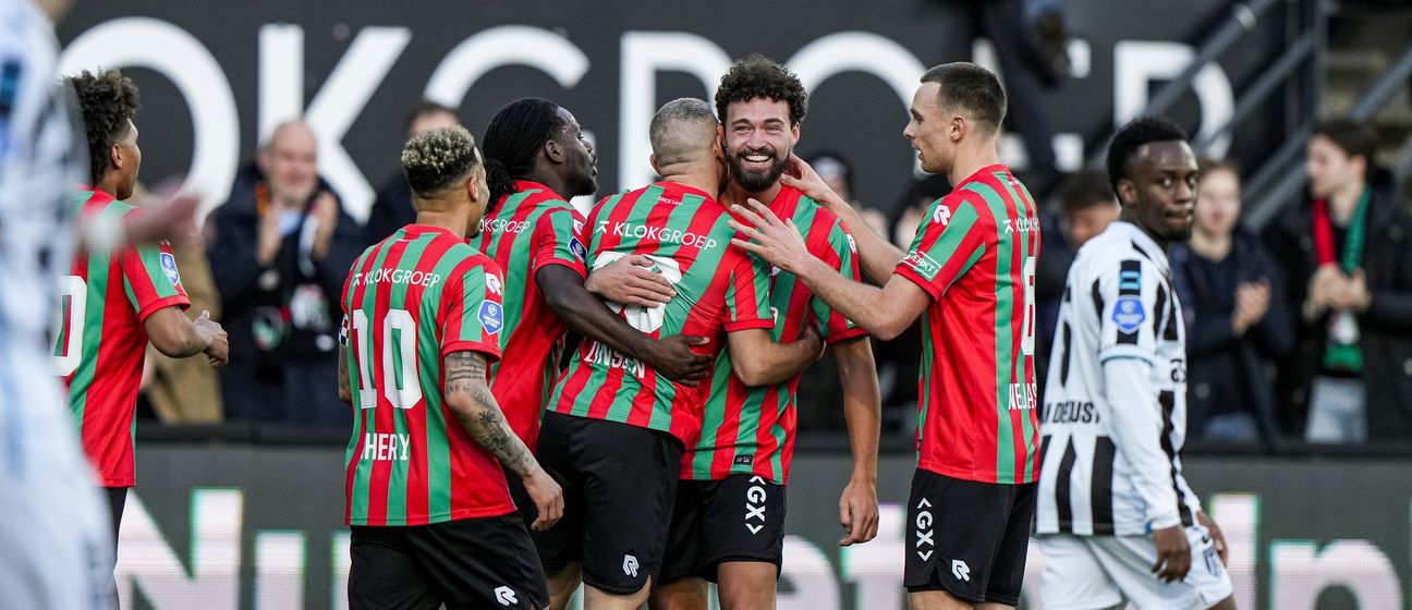 Darko Nejašmić slavi sa suigračima