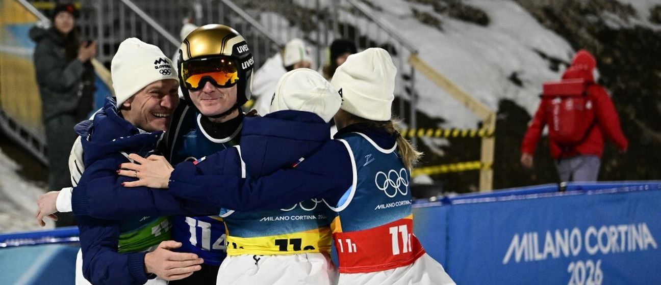 Domen Prevc (drugi slijeva)