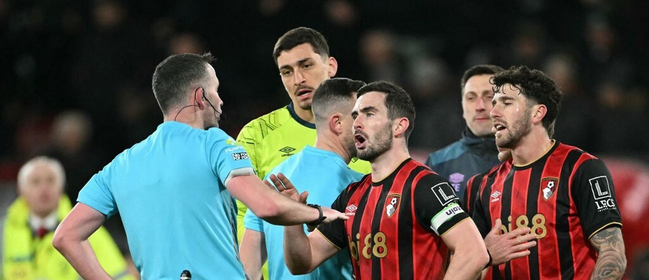 Sudac Kavanagh s igračima Bournemoutha