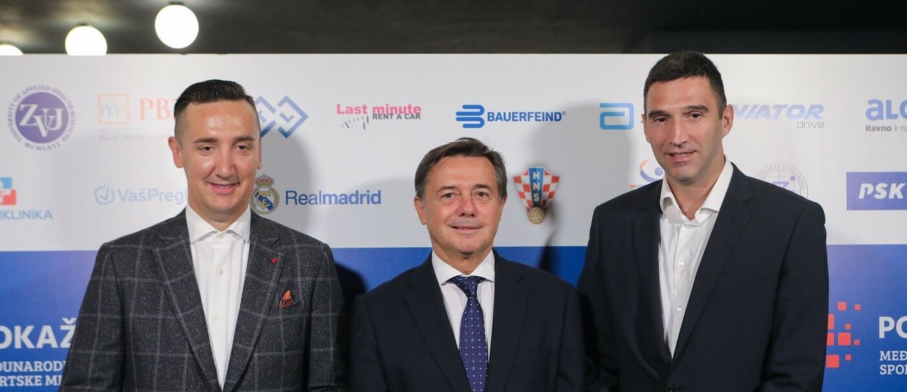 Niko Mihić (u sredini)