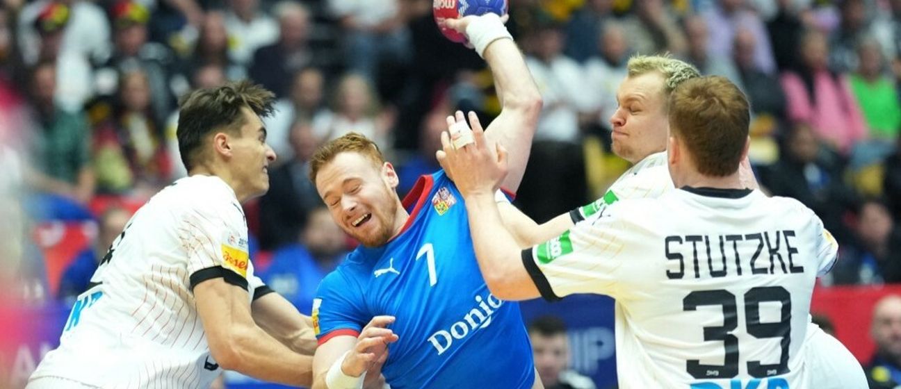 Tomaš Piroch (u sredini)