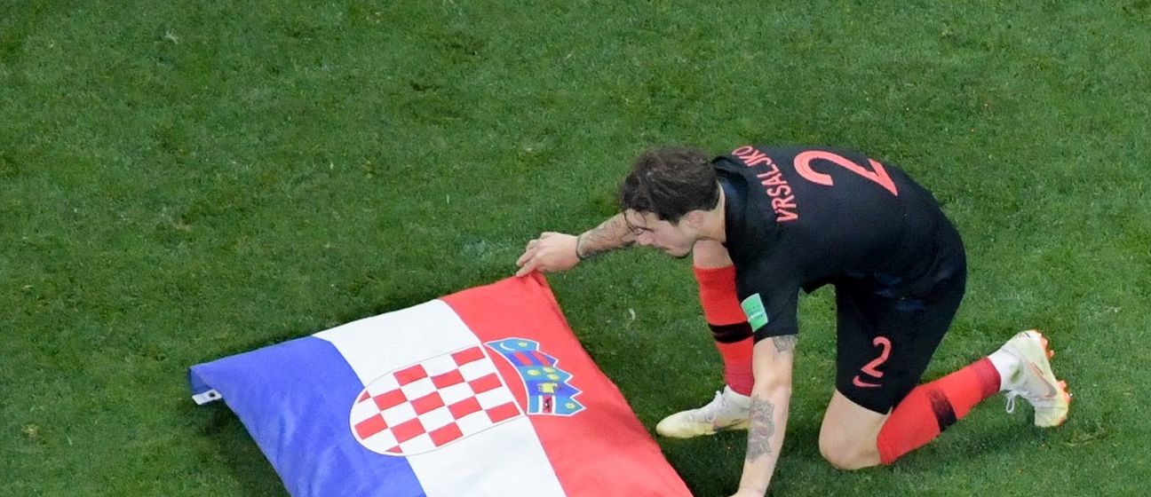 Šime Vrsaljko slaže zastavu na pod