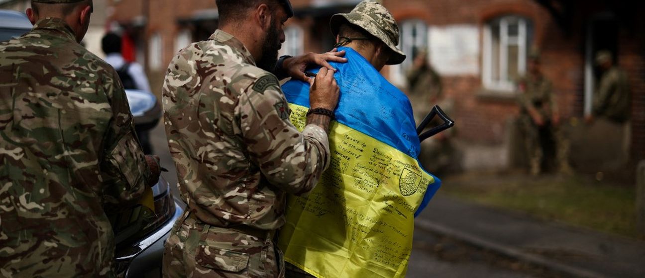 Ukrajinski vojnici sa zastavom
