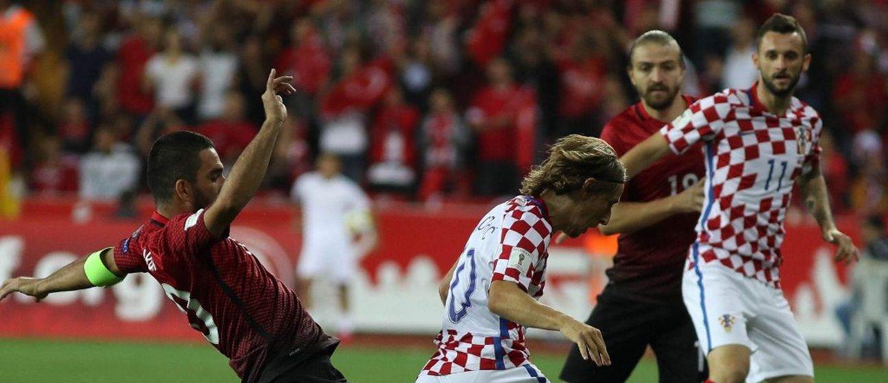 Arda Turan i Luka Modrić u duelu