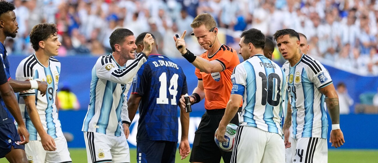 Drew Fischer i igrači Argentine