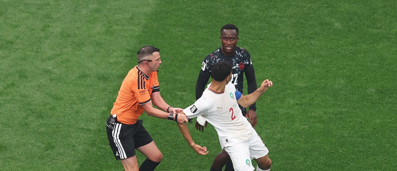 Michael Oliver na utakmici Kanada - Maroko