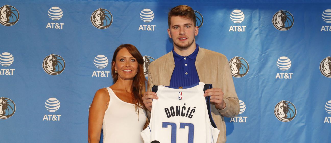 Luka Dončić s majkom nakon što je izabran na NBA draftu (Foto: AFP)