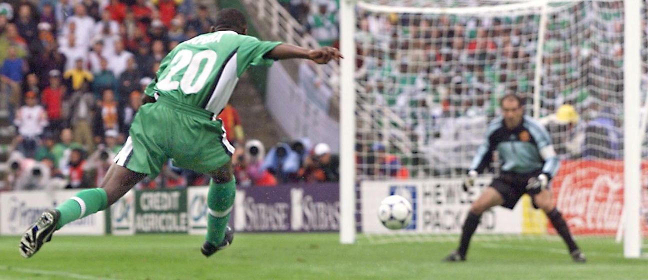 Victor Ikpeba puca prema golu Andonija Zubizarrete na utakmici Nigerija - Španjolska na SP-u 1998. (Foto: AFP)