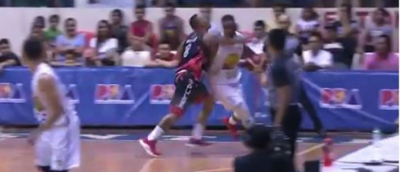 Calvin Abueva udario Terrencea Jonesa (Screenshot Twitter)