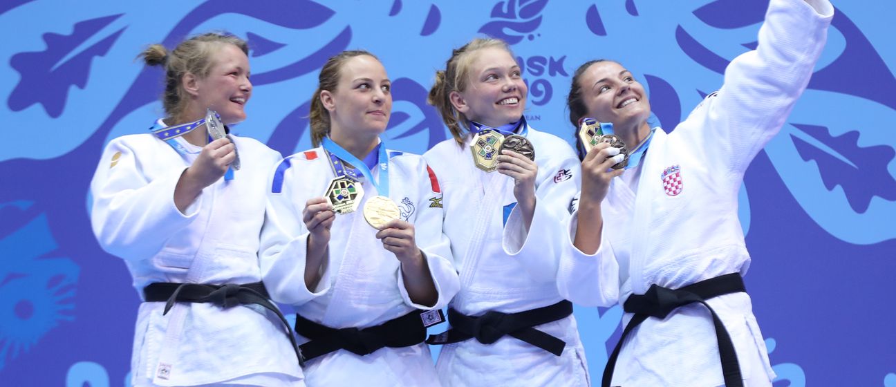 Barbara Matić na postolju s medaljom radi selfie (Foto: judo savez)