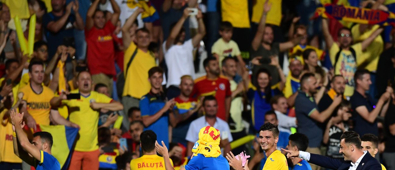 Slavlje rumunjskih igrača i navijača (Foto: AFP)