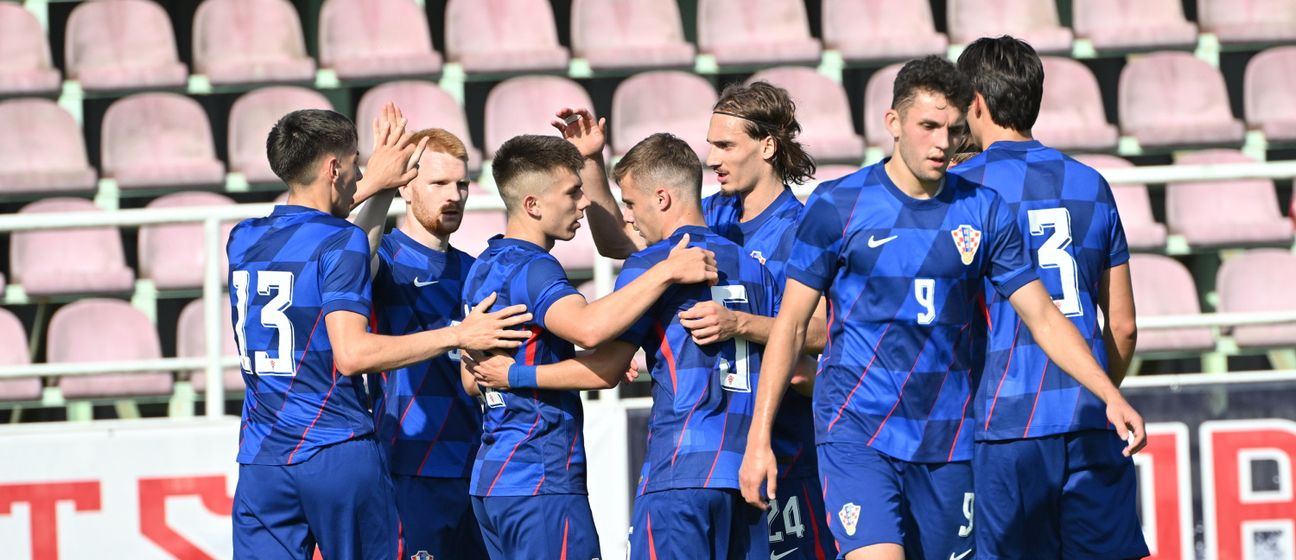 Mlada hrvatska reprezentacija slavi pogodak Frana Topića