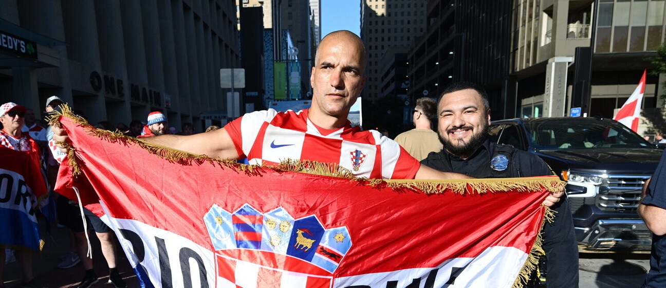 Hrvatski navijač sa zastavom
