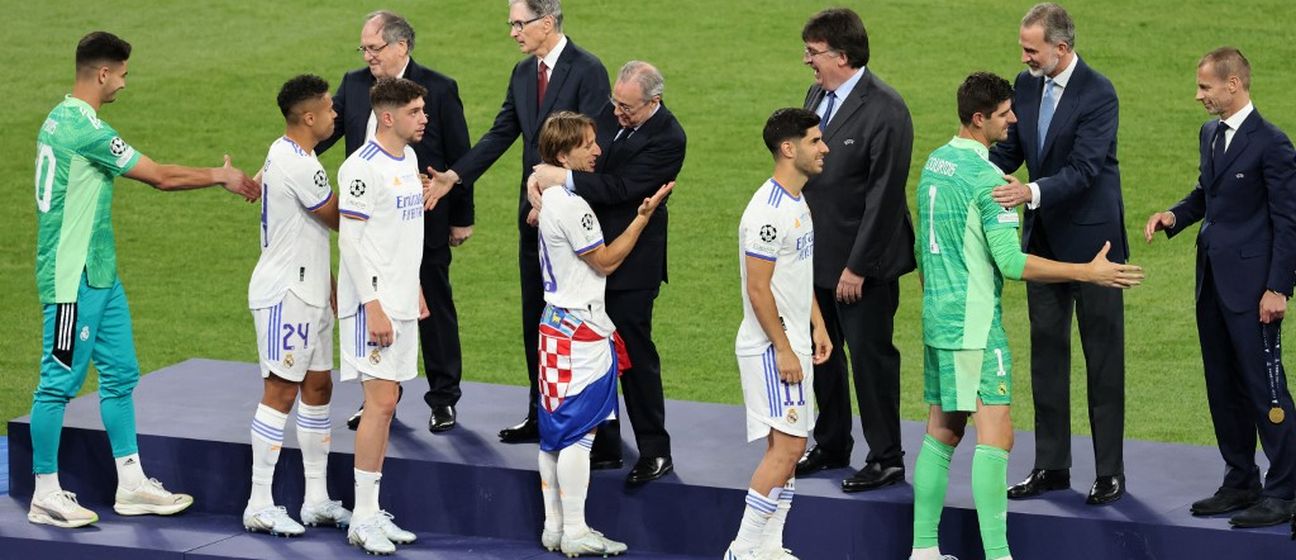 Luka Modrić i Florentino Perez u zagrljaju