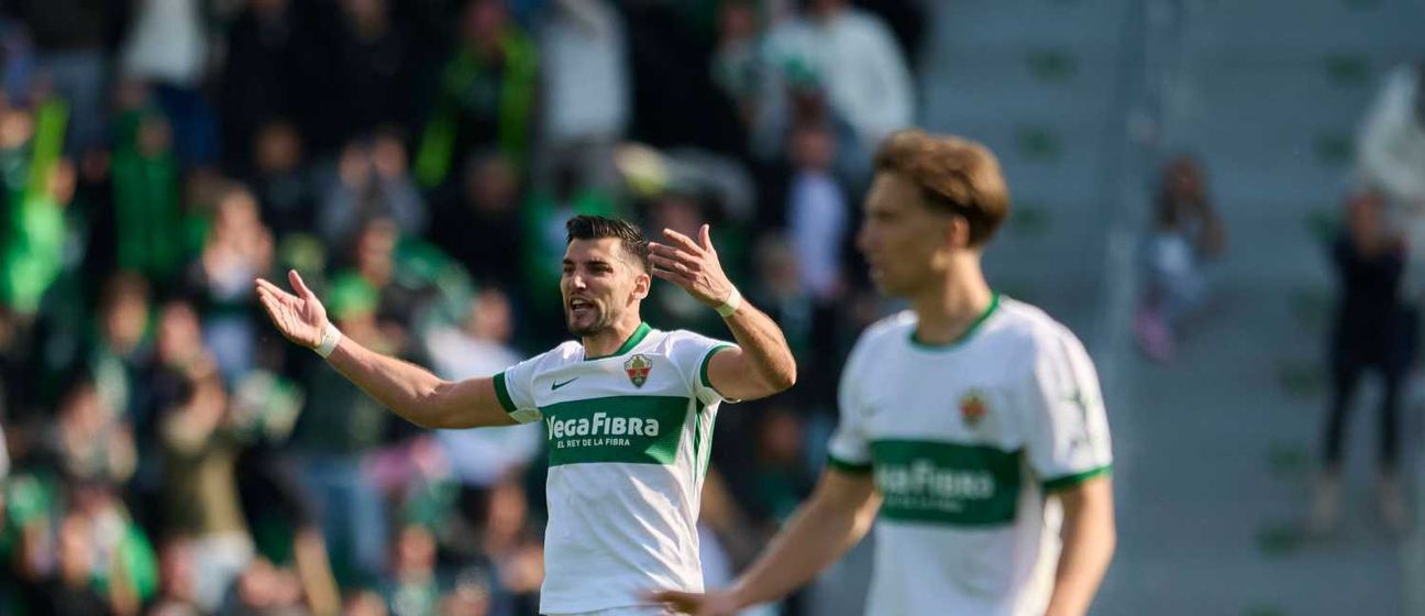 Rafa Mir (u sredini)