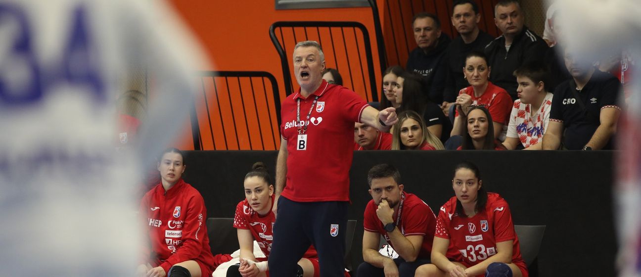 Ivica Obrvan i rukometašice