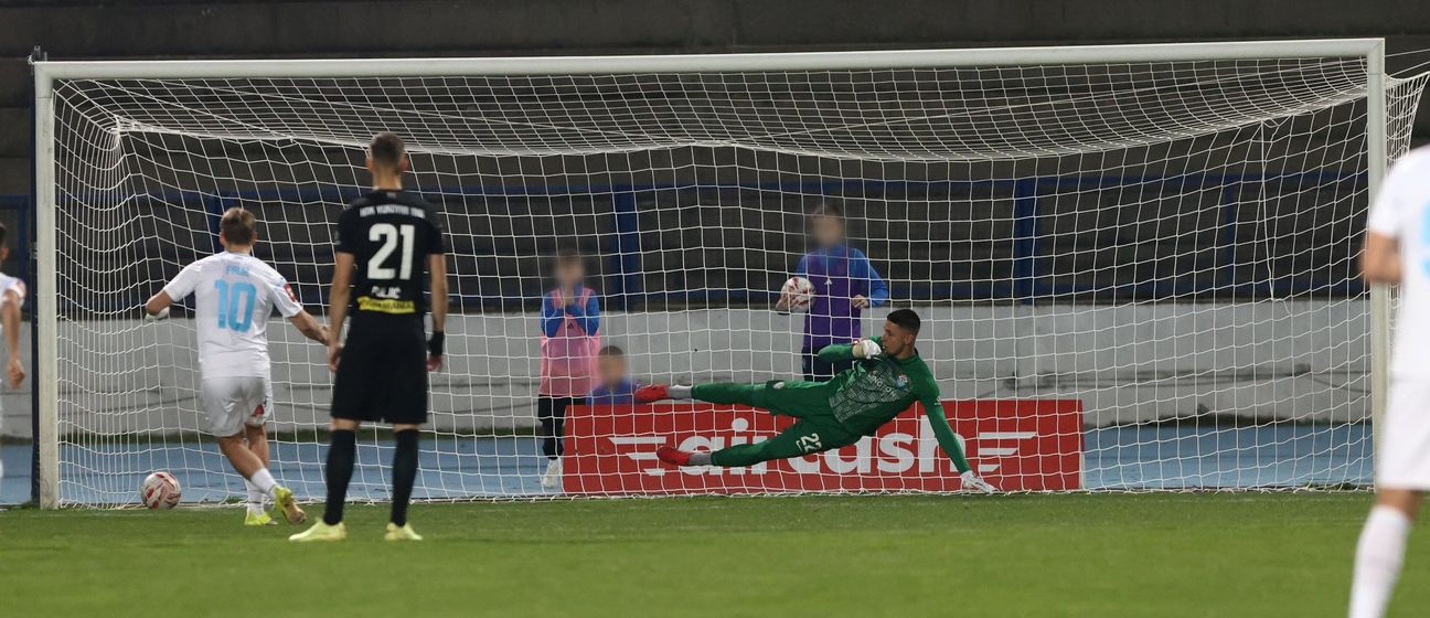 Fruk zabija iz kaznenog udarca