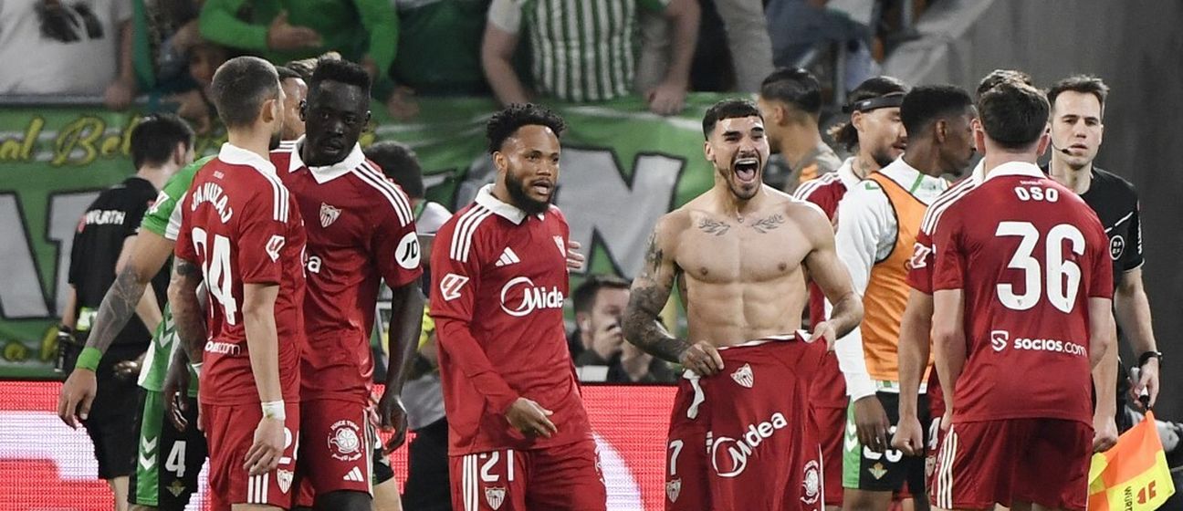 Isaac Romero i igrači Seville