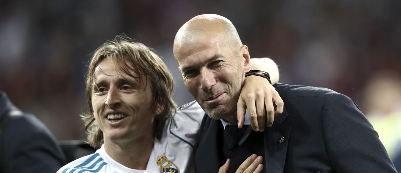 Luka Modrić i Zidane u zagrljaju (Foto: AFP)