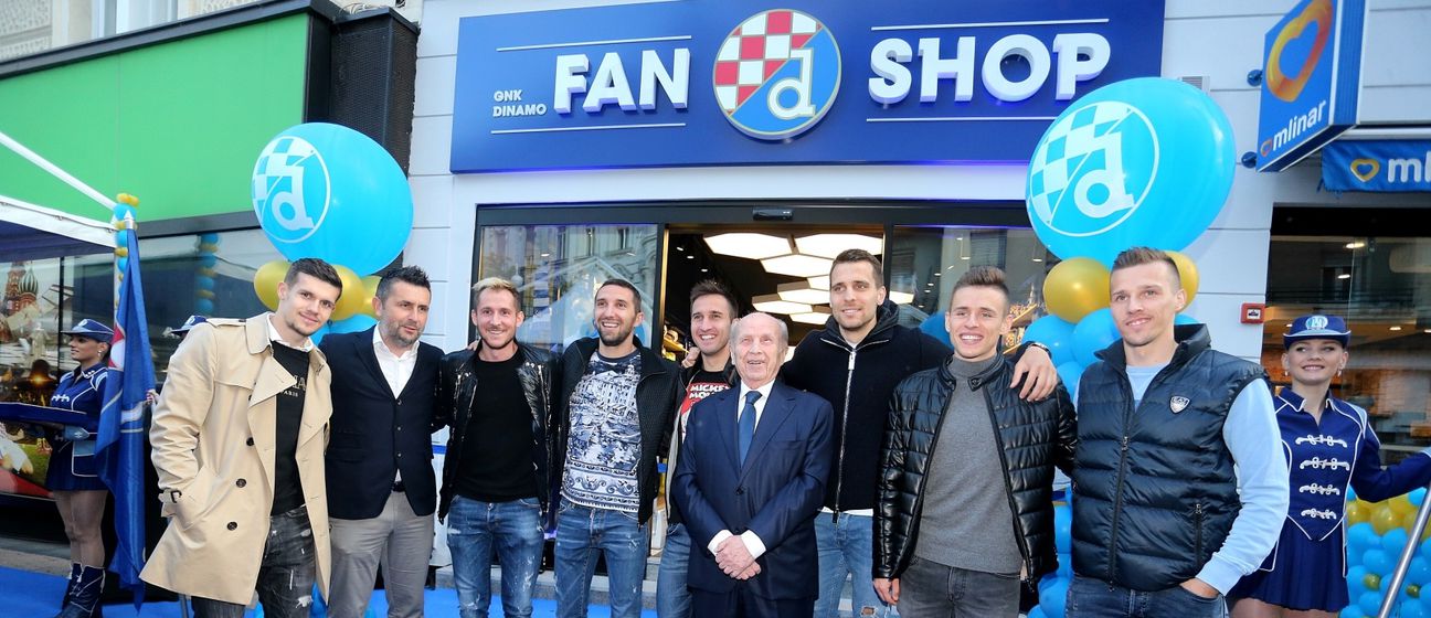 Dinamovci na otvorenju fan shop (Photo: Dalibor Urukalovic/PIXSELL)